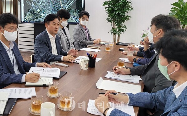김동근 의정부시장(왼쪽 두번째)이 참석한 가운데 최근 시청에서 진행된 공공하수처리시설 현대화사업 추진 결정 회의 모습. 사진.의정부시청 