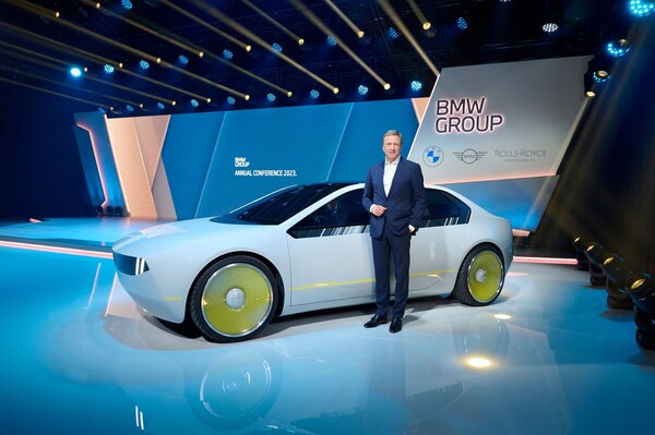 올리버 집세 BMW 그룹 회장과 BMW i 비전 디 콘셉트. 사진. BMW 그룹