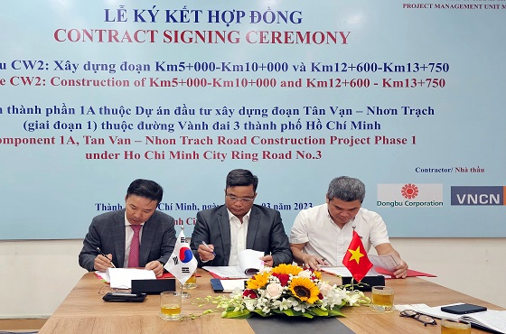 양사 관계자들이 28일 베트남에서 ‘떤반-년짝 도로건설 2공구 공사’ 계약 체결을 위해 서명하고 있다. 사진. 동부건설.
