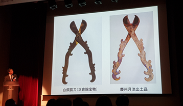 왼쪽은 백동전도(白銅剪刀, 일본 소쇼인 소장). 오른쪽은 경주 월지(月池, 안압지) 출토품.
