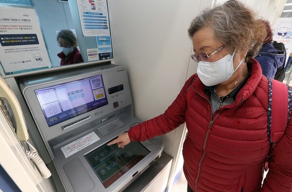 서울시 관악구에 위치한 신한은행 난곡지점의 ATM을 실제 시니어 고객이 이용하고 있다. 사진. 신한은행.