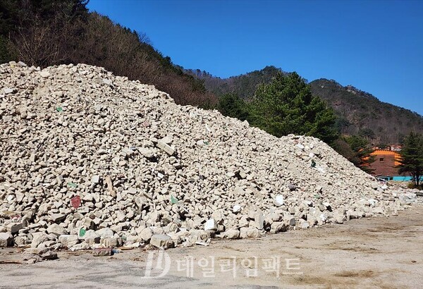 포천시 산정호수 인근 유스호스텔 부지에 다량의 폐콘크리트가 장기간 적재되어 있다./사진ㆍ김동영 기자
