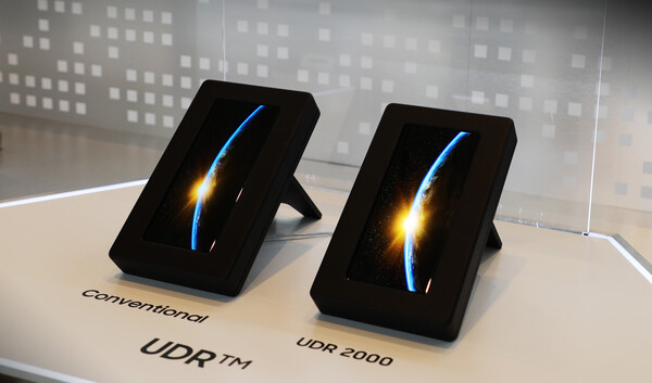CES 2023에서 'UDR 2000' 마크를 획득한 초고휘도 OLED와 일반 OLED의 밝기를 비교하고 있다. 사진. 삼성디스플레이.
