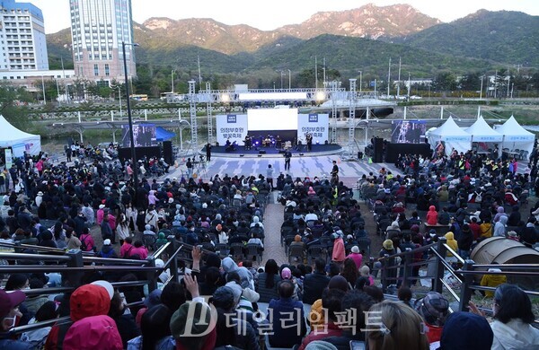 ‘의정부 호원 벚꽃축제’에 참가한 일반인들이 공연하는 모습. '숨은 고수'였던 주민들의 열창에 청중의 박수 갈채가 이어졌다./사진=의정부시청