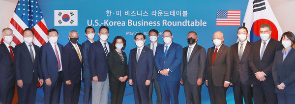 지나 러먼드 미국 상무부 장관(왼쪽에서 일곱번째)과 이창양 산업부 장관(왼쪽에서 여덟번째)이 지난해 서울 용산구 하얏트호텔에서 열린 한미 비즈니스 라운드 테이블에서 참석한 기업인들과 함께 기념사진을 촬영하고 있다. 사진=산업부.