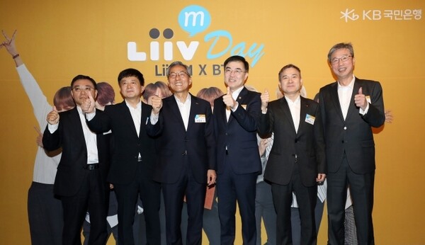 리브엠 출범식에 참석한 윤종규 KB금융그룹 회장(왼쪽에서 세 번째) 및 관계자들이 포즈를 취하고 있다. / 사진=구혜정 기자.