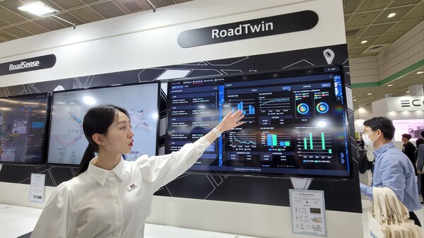 19일 서울 코엑스에서 열린 월드IT쇼 2023에서 안내요원이 KT의 로드트윈 시스템을 설명하고 있다. 사진=황재희 기자.
