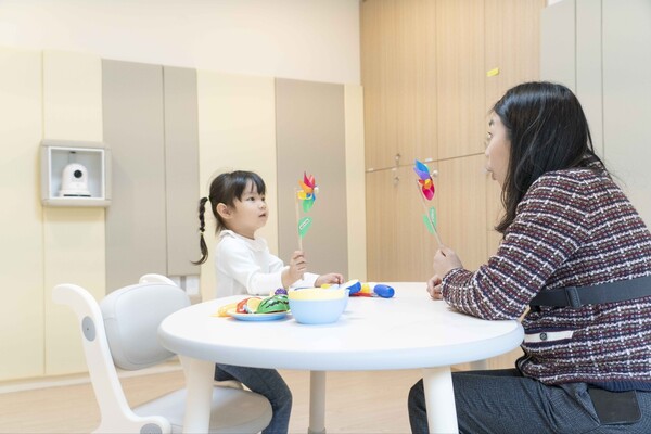 SK텔레콤과 서울대학교병원은 20일 AI를 활용해 영유아의 자폐스펙트럼장애 여부와 장애 정도를 조기에 정확히 진단하기 위한 전용공간 ‘영유아 발달진단 AI 리빙랩’을 구축했다. AI리빙랩에서 아이의 언어발달 등을 검사하는 모습. 사진. SK텔레콤. 