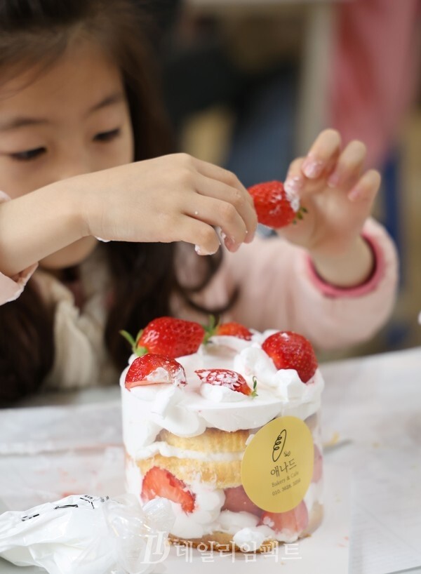 홍길동 테마파크를 찾은 어린이 체험객이 딸기 미니 케이크를 직접 만들고 있다./사진=장성군