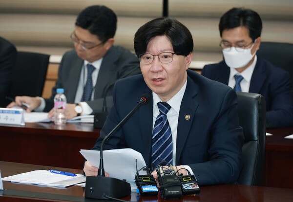 지난 2월 제1차 은행권 관행‧제도 개선 TF의 첫 회의를 주재하고 있는 김소영 부위원장. 사진 = 금융위원회