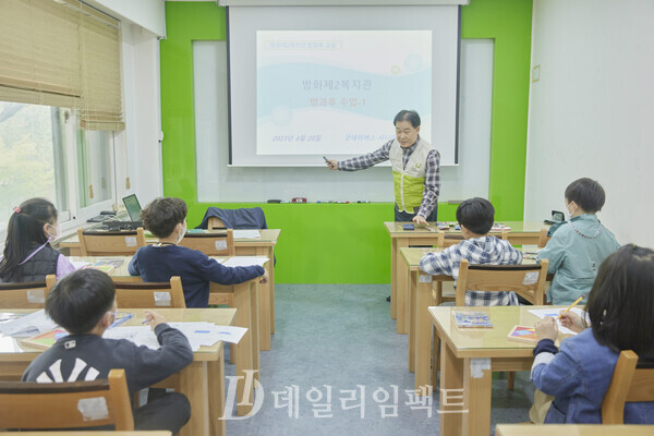 김두성 씨는 아이들과 소통하는 능력이 탁월하다. 수업이 끝나면 교실 밖으로 뛰어 나가기 바쁠 아이들이 시간이 지나도록 웃으며 수업에 참여하고 있다. / 사진=구혜정 프리랜서.
