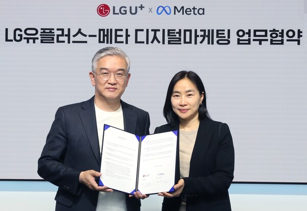 LG유플러스는 메타코리아와 전략적 디지털마케팅을 위한 업무협약을 체결하고, 숏폼 크리에이터를 양성한다. 정수헌(왼쪽 LG유플러스 컨슈머부문장)과 김진아 메타코리아 대표가 기념촬영을 하고 있다./사진=LG유플러스. 