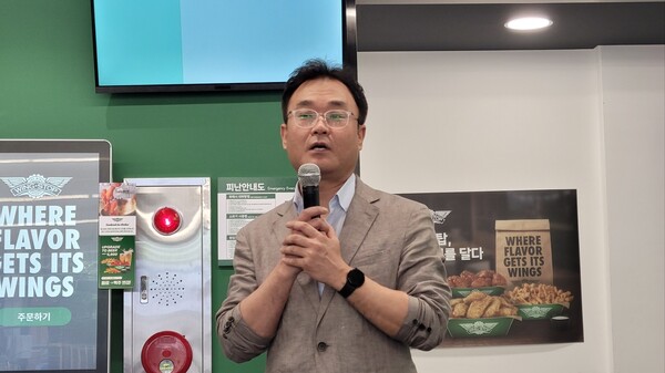 송상민 씨앤비 비브레(CNB VIVRE) 대표가 19일 열린 미디어 시식회에서 윙스탑을 소개하고 있다. / 사진=황재희 기자