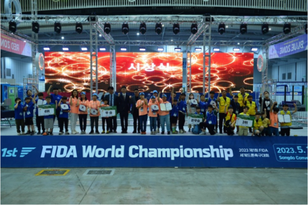 5월 20일 열린 국제드론축구대회 시상식. 한국이 우승을 차지했다. 