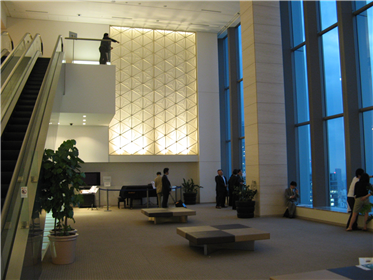 누구에게나 열려 있는 도쿄 마루노우치 마루빌딩 35∼36층의 전망공간. 천장이 아주 높고 좌측에 별도로 레스토랑과 카페가 있다. 사진: 김기호, 2007