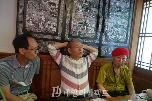 (왼쪽부터) 김행수, 이두백, 황영태씨. 오랜만에 만나 자신의 수면 습관 등 건강하게 살아가는 이야기를 나눴다. / 사진 = 권해솜 기자. 