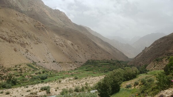  중앙아시아 타지키스탄의 파미르고원. 물 근처에만 식물과 사람이 모여 산다. 사진 전정일