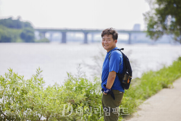 은퇴 전부터 도보여행을 해왔다는 전종만 씨를 선유도 공원 근처 한강변에서 만났다. / 사진 = 구혜정 프리랜서.