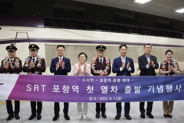 1일 새벽 이강덕 시장(오른쪽에서 두번째), 김병욱 의원(세번째), 김정재 의원(다섯번째)을 비롯한 역 관계자들이 참석한 SRT 포항역 첫 열차 출발 기념행사 모습. 사진=페이스북
