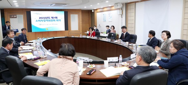 제1회 소비자 정책위원회 회의 사진, 물가 관리를 위한 다양한 정책이 논의되었다.