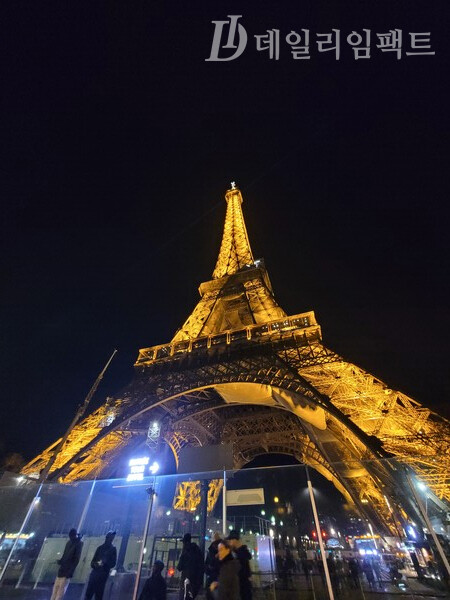프랑스 파리 에펠탑의 밤거리 풍경.  매시 정각에 반짝이는 에펠탑을 감상하기 위해 모여든 관광객만큼 주변을 거닐며 에펠탑 모형을 팔거나 말을 거는 사람들도 많다. / 사진 = 권해솜 기자.