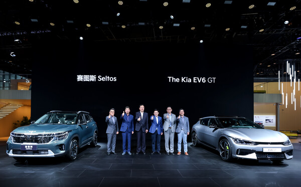 지난 4월 기아가 2023 상하이 모터쇼에서 공개한 ‘셀토스 상품성 개선 모델’과 ‘EV6 GT’. 사진=기아