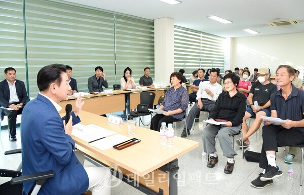 김동근 의정부시장이 소각장 이전과 관련해 자일동 주민들의 의견을 청취했다./사진=의정부시 제공