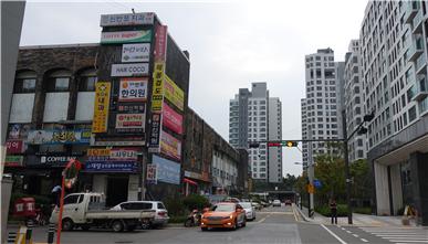아파트 주거지 근린생활 중심역할을 하는 쇼핑센터. 신반포 주구중심. 사진: 김기호, 2017.