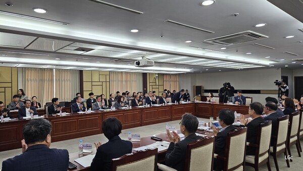 부산시가 23일 시청 26층 회의실에서 「공공기관 효율화 및 경영혁신 보고회」를 개최했다. /사진=이근춘 기자