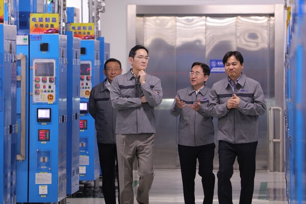 이재용 삼성전자 회장이 24일 중국 텐진에 위치한 삼성전기사업장을 방문해 MLCC 생산 공장을 점검하고 있다. 사진. 삼성전자. 