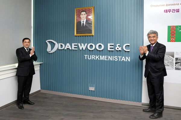 정원주 대우건설 회장(오른쪽)이 지난달 31일 투르크메니스탄 지사 현판식을 마치고 바이무랏 안나맘메도브 투르크메니스탄 건설‧전력‧생산 담당 부총리와 함께 축하하고 있다. / 사진 =대우건설.