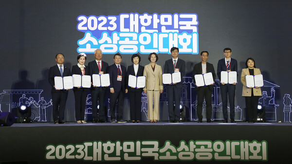 카카오가 3일 2023 대한민국 소상공인 대회에 참가해 소상공인협회 등 단체와 상생 협약을 체결했다. /사진=카카오