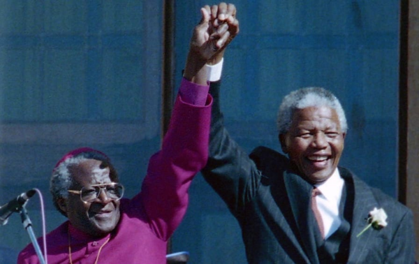 남아공 진실화해위원회의 창시자 투투(Desmond Tutu, 1931~2021) 대주교(왼쪽, 영국 성공회)는 만델라가 석방되기 10여 년 전에 ‘인종 간의 화해(Racial reconciliation)’를 주창하였고, 만델라는 그와 함께 인종 간의 갈등을 최소화하는 데 공조한 사실이 크게 돋보였다. 투투 대주교는 1984년 노벨평화상을 수상하였다. 사진 google 캡처.