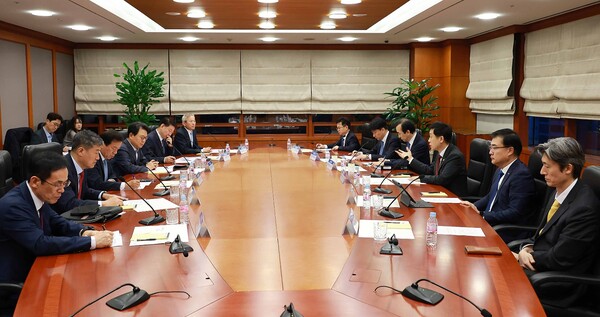 6일 진행된 금융업권협회장 간담회에서 김주현 위원장(오른편 아래에서 세 번째)이 발언을 하고 있다. / 사진=금융위