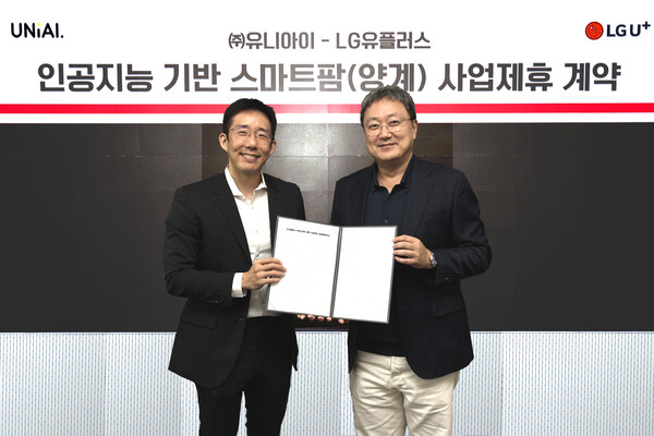 임장혁 LG유플러스 기업신사업그룹장(오른쪽)과 백승환 유니아이 대표./ 사진=LGU+