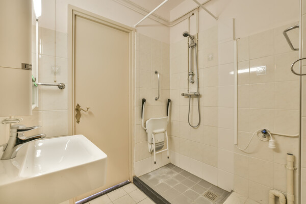 시니어들을 위한 욕실의 내부. 문은 안에서 밖으로 열리는 구조이며, 샤워기 옆에는 의자와 함께 안전바가 있다. / 사진 = 이미지투데이.  
