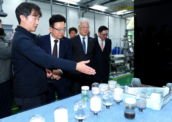 박경일 SK에코플랜트 사장(왼쪽 두번째)과 이평구 한국지질자원연구원 원장(왼쪽 세번째)이 배터리 재활용 기술시험장을 둘러보는 모습