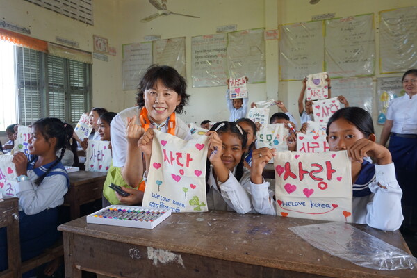 캄보디아 해외봉사 현장에서 아이들과 에코백만들기 수업을 마친 류덕엽씨./사진=굿네이버스 미래재단.