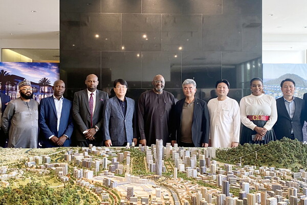 정원주(오른쪽에서 네번째) 대우건설 회장이 나이지리아 아부자의 센테너리시티 전시장을 둘러보고 있다,  ./ 사진 =대우건설.