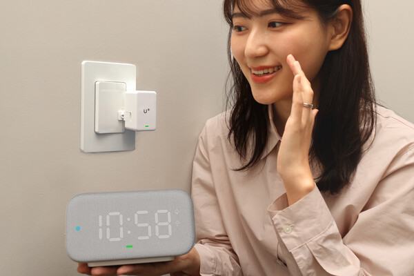 LG유플러스가 목소리로 집안 조명이나 히터를 켜고 끌 수 있는 버튼봇 서비스를 출시했다. /사진=LGU+