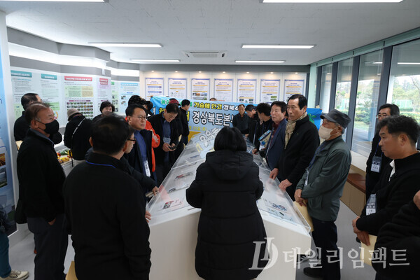 제주도 온난화 대응 연구소에서 설명 듣고 있는 경북4-H본부 회원들 모습./사진=권영대 기자