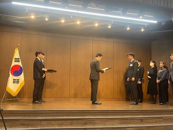 지난 28일 오세진 코빗 대표(오른쪽)가 김주현 금융위원장(왼쪽)으로부터 금융위원장 표창을 받고 있다. 사진제공 = 코빗 