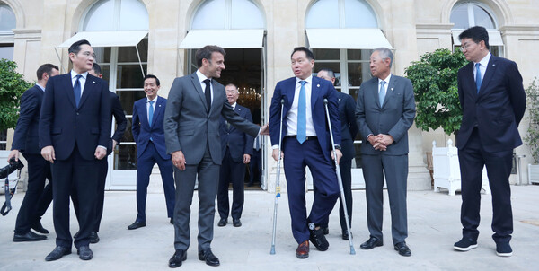 에마뉘엘 마크롱(왼쪽) 프랑스 대통령과 최태원 대한상의 회장이 환담을 하고 있다. /사진=대한상공회의소.