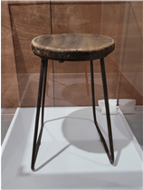 하동관(곰탕집)에서 1960년대 사용했던 의자. 자료: 서울생활사박물관, 사진: 김기호, 2023