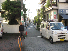 도쿄도 미타카(三鷹)시의 골목과 작은 차량. 사진: 김기호, 2008