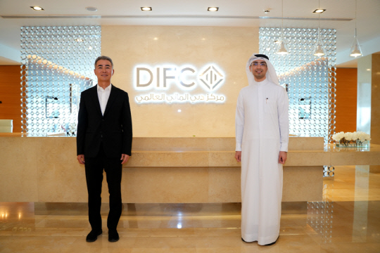 장현국(왼쪽) 위메이드 대표가 아랍에미리트(UAE)두바이국제금융센터(DIFC)를 방문해 모하메드 알부쉬 DIFC 이노베이션 허브 대표와 기념사진을 촬영하고 있다. /사진=위메이드.