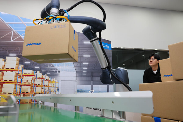 팔레타이징(물건을 팔레트에 쌓는 것) 솔루션을 장착한 협동로봇이 박스를 옮기고 있는 모습. 사진=두산로보틱스