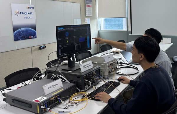  LG유플러스 임직원들이 플러그페스트에 앞서 오픈 기술을 테스트하는 모습. /사진=LG유플러스