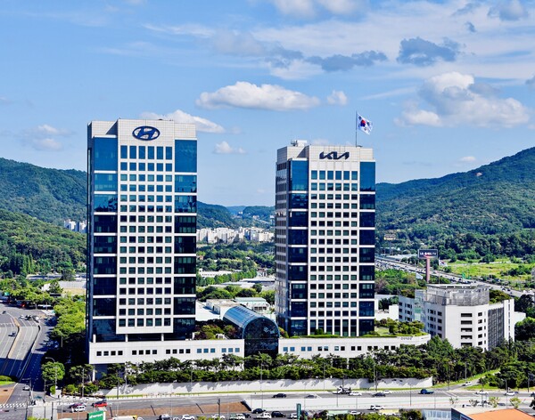 서울시 서초구 양재동 소재 현대자동차(왼쪽)와 기아 본사 건물 전경. 사진=현대자동차그룹