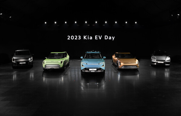 기아가 오는 2025년까지 발표 예정인 전기차 라인업. (왼쪽부터) 기아 대형 전기 스포츠유틸리티차량(SUV) EV9, 소형 전기 SUV EV3(2024년 2분기 말 출시 예정), 준중형 전기 SUV EV5(2025년 출시 예정), 준중형급 전기 세단 EV4(2024년 4분기 말 출시 예정), 중형 전기 SUV EV6. 사진=현대자동차그룹